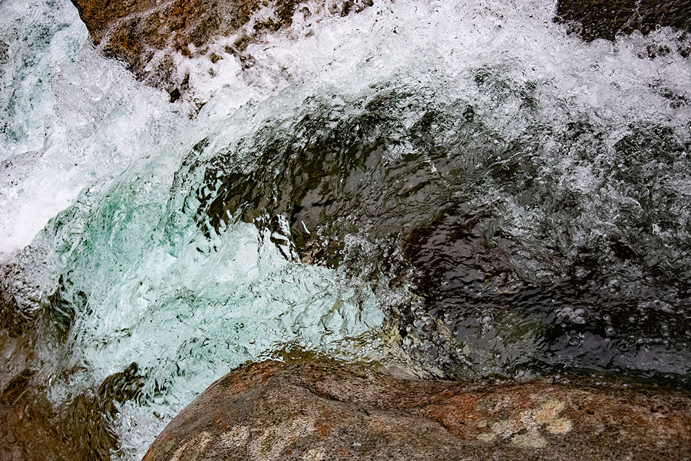 Vitales, frisches Wasser im Bergbach