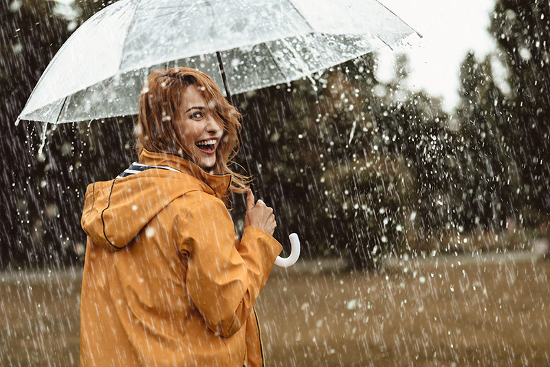 Frau mit Regenschirm als Sinnbild für den Schutzschirm vor Elektrosmog