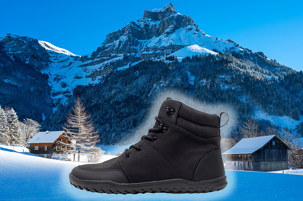 Winter-Barfussschuh WANDERER mit Erdungsfunktion vor dem Hahnen in Engelberg